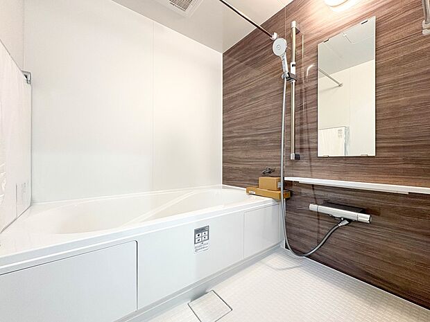 【浴室】一日の疲れを癒してくれるお風呂空間。使いやすさと上質な質感を両立して、単なる習慣から特別な時間に変わるはず。【1号棟】