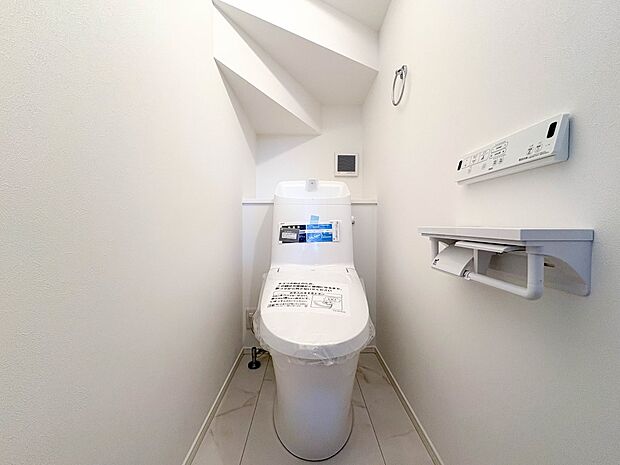 トイレ・ウォシュレット付。快適で衛生的な洗浄機能付温水シャワートイレです。【1号棟】