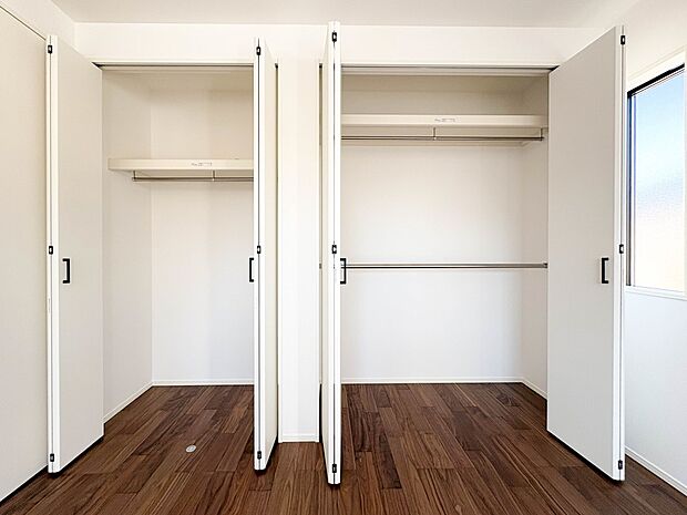 【収納】各部屋を最大限に広く使って頂ける様、全居住スペースに収納付。プライベートルームはゆったりと快適に。【1号棟】