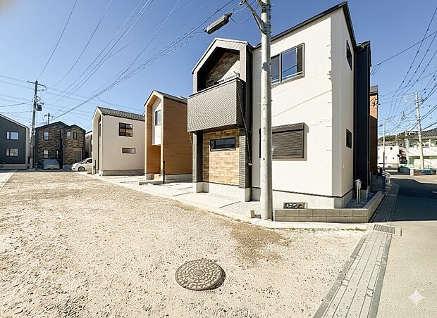 【前面道路】車の通行が少ないので、静かな住環境を維持することができます。【1号棟】