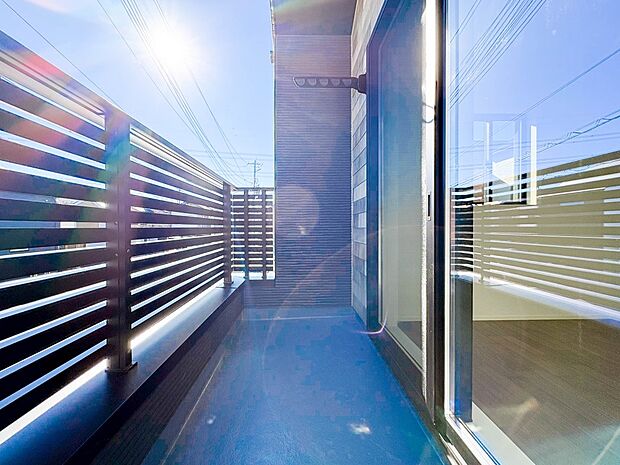 【バルコニー】  バルコニーから差し込む陽光・通風は、住環境・快適性と共に有り続ける貴重な「財産」です。【1号棟】