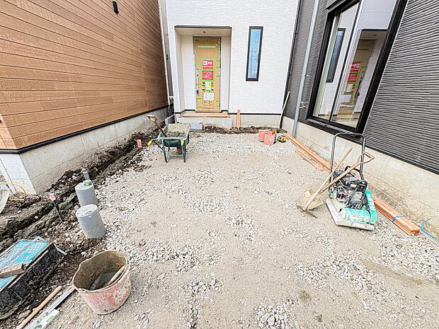 【駐車場】毎日の生活にマイカーが必須という方は、購入を検討する際、駐車場があることは大事な条件です。毎日の通勤や家族の送迎、買い物やお出かけなどクルマのある暮らしを満喫したい方は要チェック!…