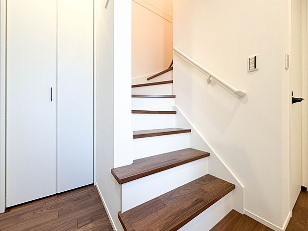 【手すり付階段】手すりがないと階段の昇り降りで危険なことはもちろん、壁に手をつきながら歩くことで壁紙が汚れやすくなります。すべての方に快適に昇り降りしていただくため、手すりを設置しました。【…