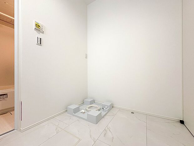 【ランドリースペース】毎日使う洗濯機。しっかりと奥行きのある置き場が確保されています。【1号棟】