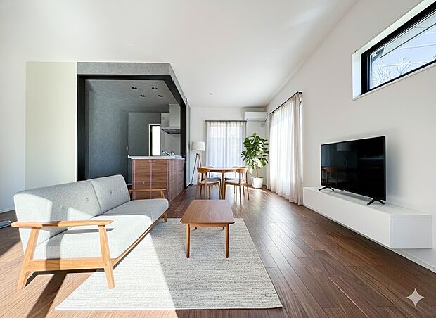 リビングにいるお子様と会話をしながら家事ができるカウンターキッチン。いま手があいているか、忙しそうなのか相手の様子を伺いながらコミュニケーションをとる訓練にもなります。【1号棟】