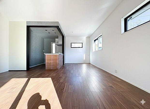 【ダイニング】広々としたリビングダイニング。ゆったりとしたキッチン。生活動線をLDK に集中させ、ご家族が過ごしやすい空間設計にしました。【1号棟】