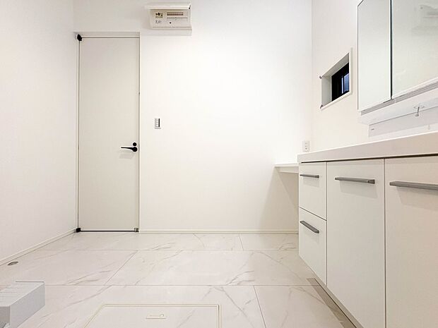 【脱衣所】洗面所は小さなプライベートスペース。歯磨き、洗顔と毎日施す個人空間。【1号棟】