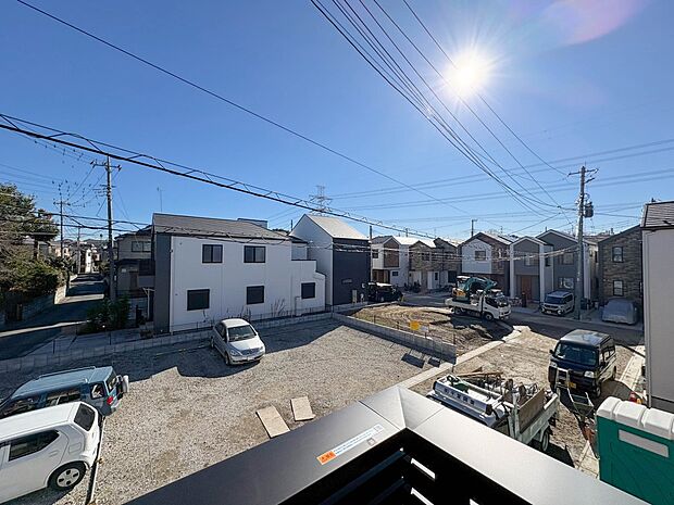 【眺望】朝の澄んだ空気や、夕方に吹く清々しい風を五感で感じられるバルコニー。【1号棟】