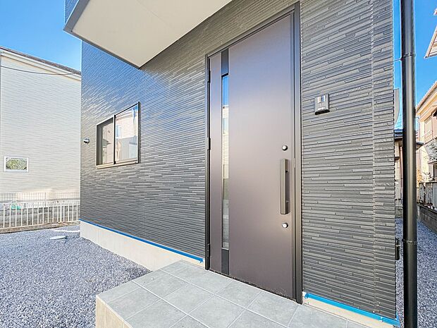 【玄関】家の顔となる玄関は、高いデザイン性が求められます。高級感と断熱性、防犯性に優れた玄関ドアを標準装備。ピッキング対策のセキュリティサムターン等、防犯に考慮しました。