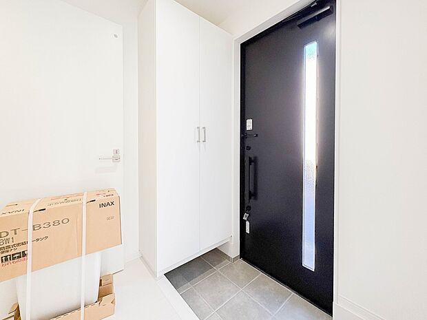 【玄関】スタイリッシュかつ品のある玄関。晴れの日も、雨の日も、風の日も、ご家族やお客さまを安心して迎えます。