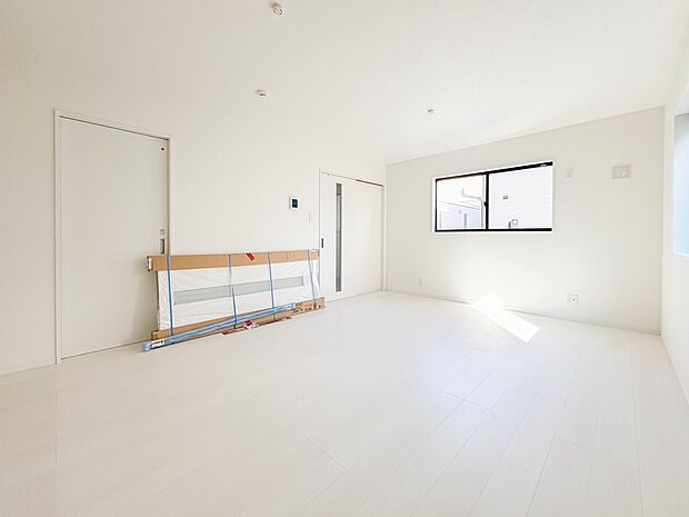 【リビング】 整然とした空間演出、快適な理想の暮らしの実現は家のみの拘りではなく、そこで暮らす方々にとって素敵な環境であることも挙げられると思います。四季折々の変化が奏でる鼓動を楽しんで下…