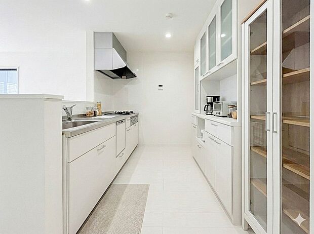 【キッチン】ナチュラルな自然光の中での調理。お洒落な食器類を余裕で収納できるスペース。動きやすい女性目線のキッチン動線。これからはお料理をつくる時間が劇的に変わります。※CG加工にて家具、家…