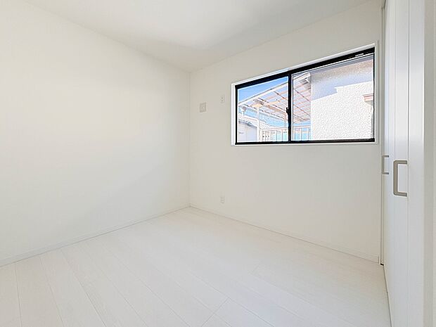 【寝室】シンプルな内装はおしゃれのポイントです。シンプルは華美より飽きがこないからです。色や模様でおしゃれ感をだす。それがシンプルイズビューティーです。