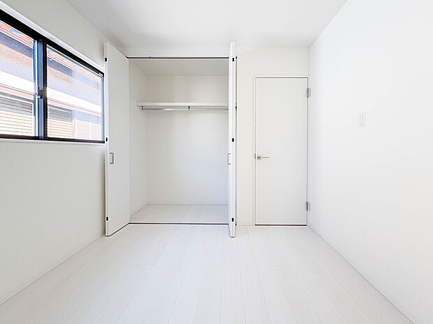 【子供部屋】お子様のお部屋にぴったりなクロークを備えたフローリング仕様の洋室です。