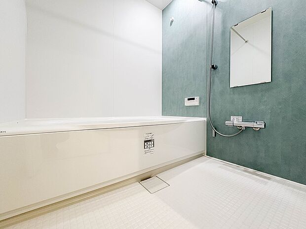 【浴室】 きっとあなたのバスタイムも単なる習慣から特別な時間に変わるはず。一日の汚れとともに疲れを洗い流し、眠りに就く前の大事なリラックスタイムを演出