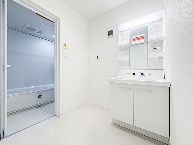 【洗面台】大きく見やすい三面鏡で清潔感ある洗面台は、身だしなみチェックや肌のお手入れに最適です。何かと物が増える場所だからこそ、スッキリと見映えの良い空間に拵えました。