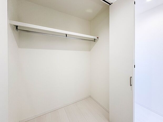 【収納】壁面クローゼットのメリットは、衣類が横一列に並ぶためひと目で洋服が選びやすいこと。衣類をたくさんお持ちの方も、限られたスペース内に無理なく収納することができます。