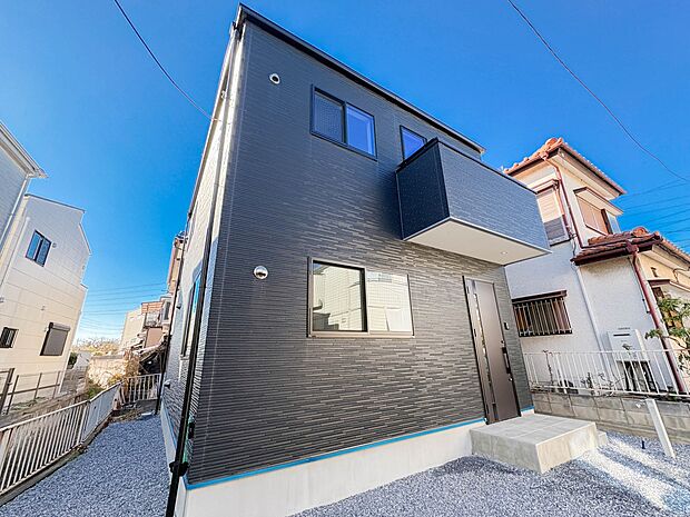 【前面道路】家の前をまっすぐの通りが走っている。クルマは少なく、人々は毎朝、ウォーキング、ジョギング、犬の散歩など、フリーな朝時間を過ごしている。