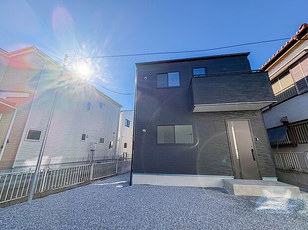 【外観】堂々たる趣ながら、主張し過ぎずどこか余裕を感じさせるシャープなフォルムで佇む邸宅は、晴天の空と照らし合わせる事で、本来あるべき完成形の姿を見せてくれます。