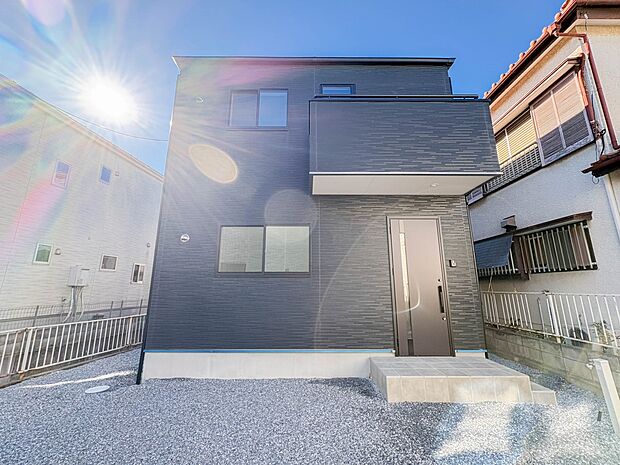 【外観】こちらの物件に少しでもご興味がありましたら、お気軽にお電話下さい。ネット上で「見えない物」「わからない事」でも、実際にご見学いただくことで、手に取るようにおわかりいただけるはずです。…