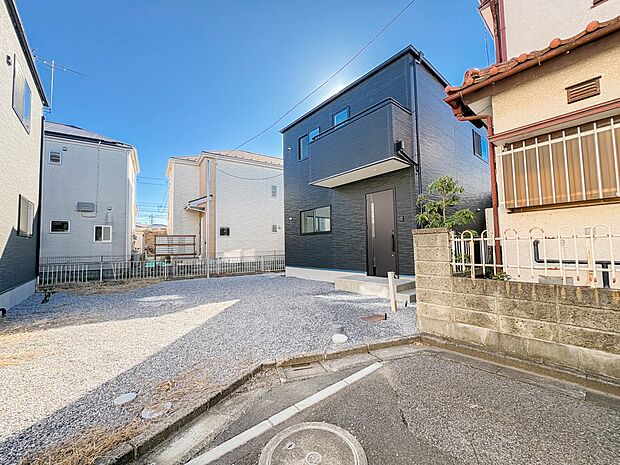 【前面道路】家の前をまっすぐの通りが走っている。クルマは少なく、人々は毎朝、ウォーキング、ジョギング、犬の散歩など、フリーな朝時間を過ごしている。