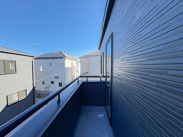 【バルコニー】 バルコニーから差し込む陽光・通風は、住環境・快適性と共に有り続ける貴重な「財産」です。