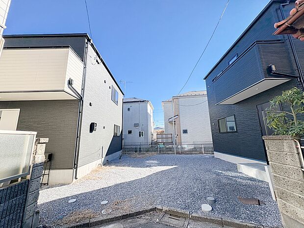 【駐車場】毎日の生活にマイカーが必須という方は、購入を検討する際、駐車場があることは大事な条件です。毎日の通勤や家族の送迎、買い物やお出かけなどクルマのある暮らしを満喫したい方は要チェック。…