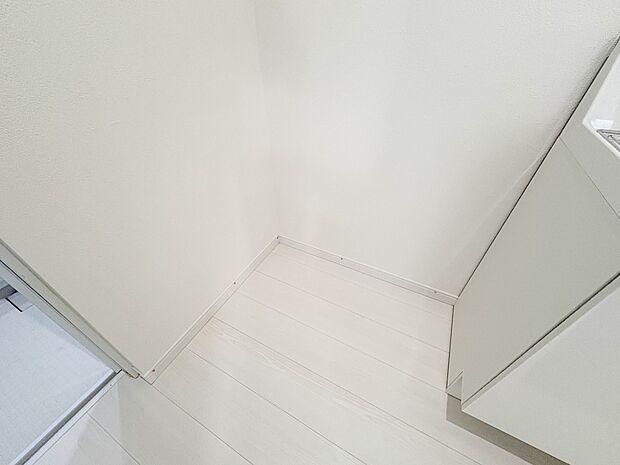 【ランドリースペース】毎日使う洗濯機。しっかりと奥行きのある置き場が確保されています。