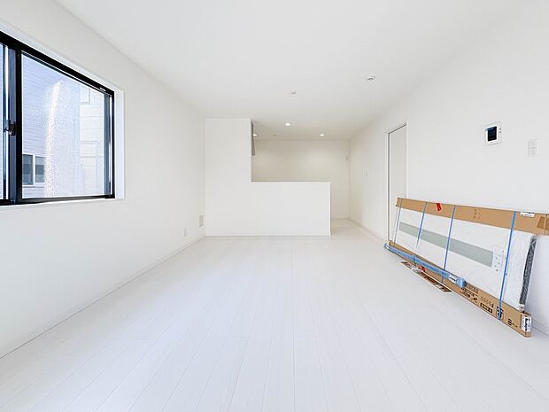 【リビングダイニング】シンプルなデザインの家は風情がある。住む人のこだわりを感じる。外観も内装もいたってシンプル。居心地がよく、家事や趣味、子育てなどにも集中できる。家も人間も熟成するほどシ…