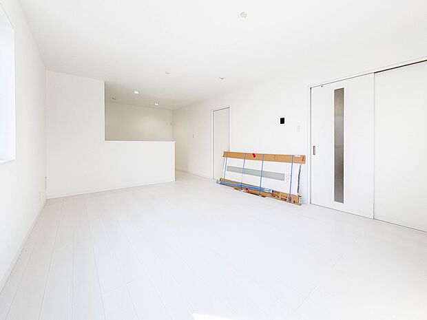 【ダイニングキッチン】料理をしながら、後片付けをしながら二人で会話を楽しみたい空間。