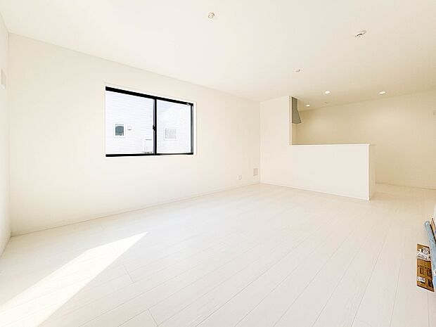 【ダイニング】忙しい朝でも家族揃って食事をしたいゆとりあるダイニングスペース。