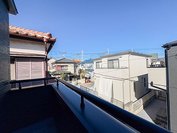 【眺望】朝の澄んだ空気や、夕方に吹く清々しい風を五感で感じられるバルコニー。