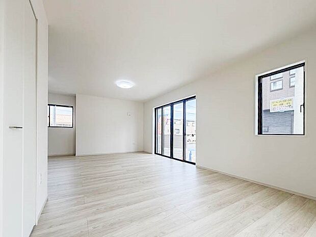 【子供部屋4.4帖」】お子様のお部屋にぴったりなクロークを備えたフローリング仕様の洋室です。