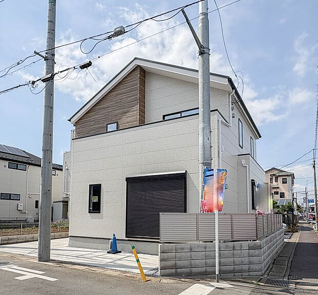 【外観】JR『土呂』駅徒歩15分の好立地。角地につき、開放的な敷地を有する2階建となっております。