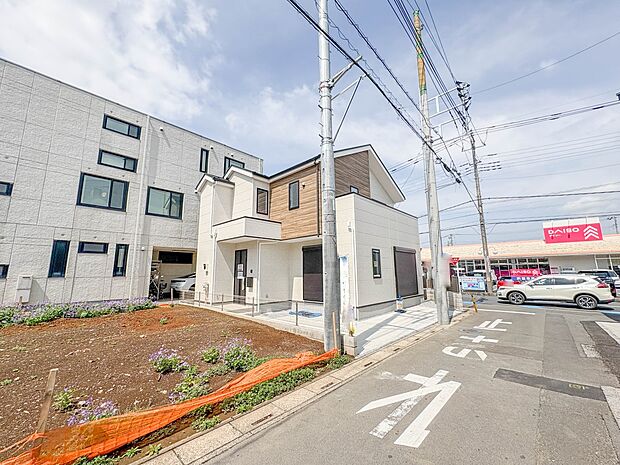 【外観】JR『土呂』駅徒歩15分の好立地。角地につき、開放的な敷地を有する2階建となっております。