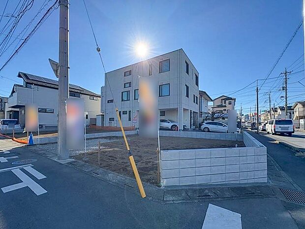 【外観】JR『土呂』駅徒歩15分の好立地。角地につき、開放的な敷地を有する2階建となっております。