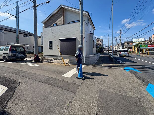 【外観】JR『土呂』駅徒歩15分の好立地。角地につき、開放的な敷地を有する2階建となっております。