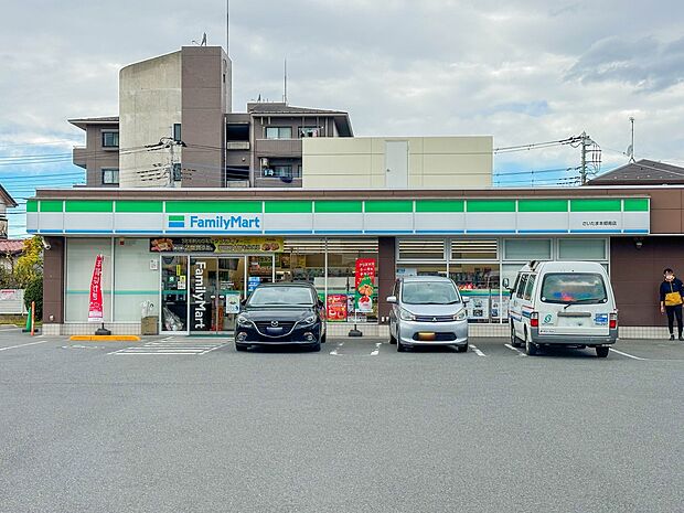 コンビニ 420m ファミリーマートさいたま本郷南店(ファミリーマートの強さは、少量のお惣菜を売るファミデリカとドラッグストアと組んだコラボ。サラダを中心にしたヘルシー食材が充実のコンビニで…