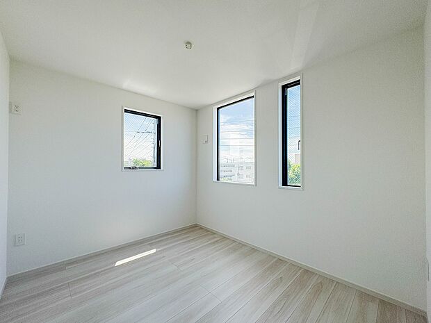 【子供部屋5.3帖】お子様のお部屋にぴったりなクロークを備えたフローリング仕様の洋室です。
