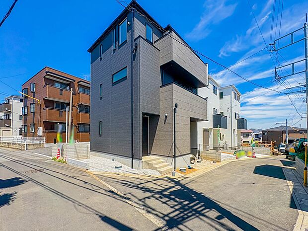 【外観】家族の温かさと陽光の暖かさ、楽しい毎日と明るい未来を予感させる「空間が織り成すひとつ先の住み心地」を演出します。