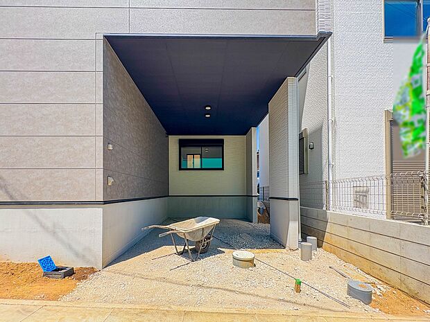 【駐車場】毎日の生活にマイカーが必須という方は、購入を検討する際、駐車場があることは大事な条件です。毎日の通勤や家族の送迎、買い物やお出かけなどクルマのある暮らしを満喫したい方は要チェック。…