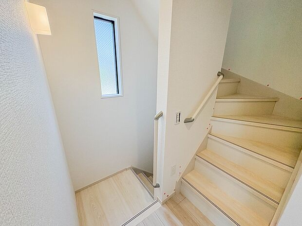 【手すり付階段】手すりがないと階段の昇り降りで危険なことはもちろん、壁に手をつきながら歩くことで壁紙が汚れやすくなります。すべての方に快適に昇り降りしていただくため、手すりを設置しました。