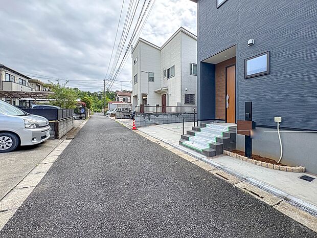 【前面道路】車の通行が少ないので、静かな住環境を維持することができます。
