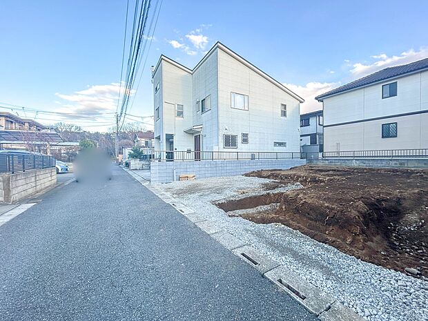 【前面道路】車の通行が少ないので、静かな住環境を維持することができます。