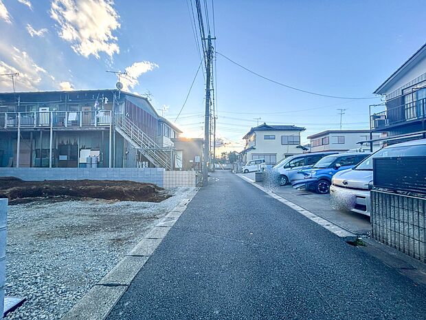 【前面道路】家の前をまっすぐの通りが走っている。クルマは少なく、人々は毎朝、ウォーキング、ジョギング、犬の散歩など、フリーな朝時間を過ごしている。