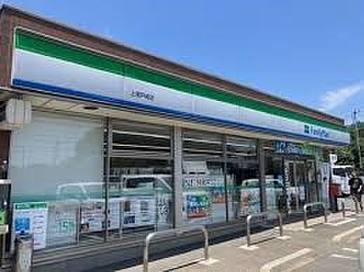 コンビニ 1400m ファミリーマート上尾戸崎店(ファミリーマートの強さは、少量のお惣菜を売るファミデリカとドラッグストアと組んだコラボ。サラダを中心にしたヘルシー食材が充実のコンビニです。…