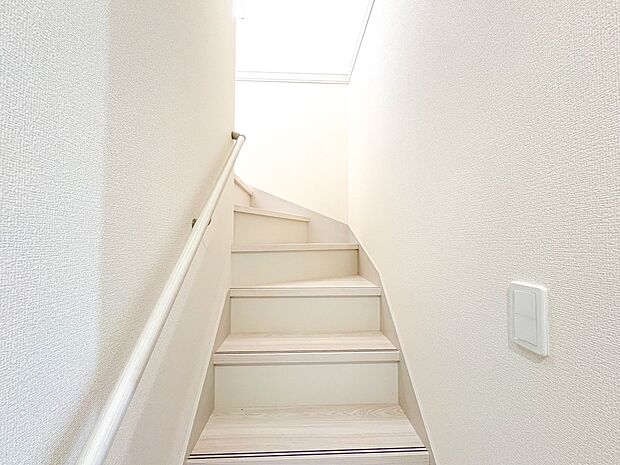【手すり付き階段】手すりがないと階段の昇り降りで危険なことはもちろん、壁に手をつきながら歩くことで壁紙が汚れやすくなります。すべての方に快適に昇り降りしていただくため、手すりを設置しました。…