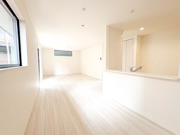 【リビングダイニングLDK20.25帖】シンプルなデザインの家は風情がある。住む人のこだわりを感じる。外観も内装もいたってシンプル。居心地がよく、家事や趣味、子育てなどにも集中できる。家も人…