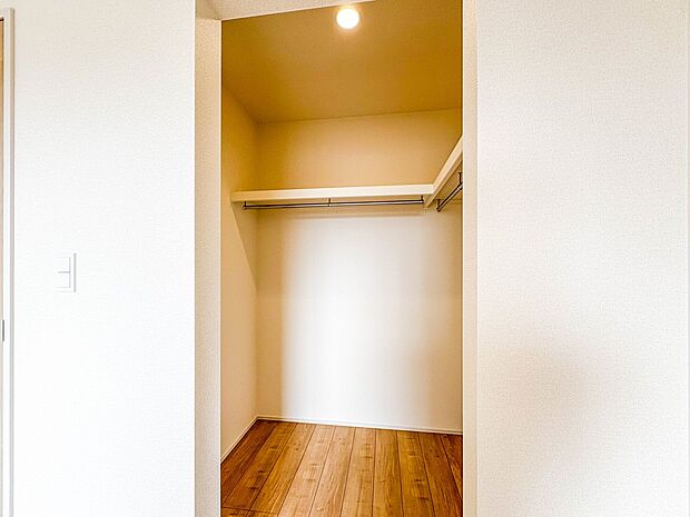 5号棟【WIC(ウォークインクローゼット)】 たくさんの洋服をかけてもシワになりにくいウォークインクローゼット。洋服以外にも、普段使わない家電やスーツケース、ストック品など何でも片付く嬉し…