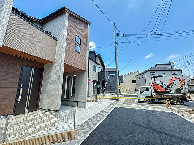 【前面道路】陽当りや通風性など各所に施された工夫で住みやすさを実現。部屋の大きさや周辺環境・街並など、資料には掲載していない情報が現地にはたくさんございます。是非ご確認下さい。